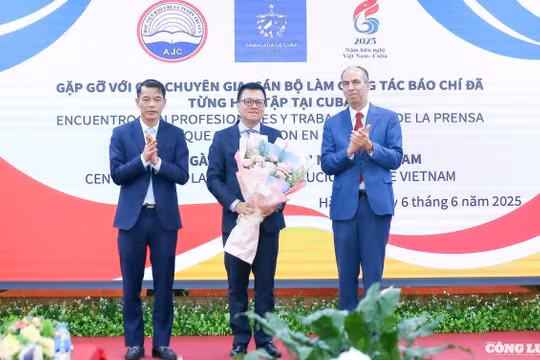 Hội Nhà báo Cuba trao tặng Huy chương cao quý cho các nhà báo Việt Nam, khẳng định mối quan hệ bền chặt