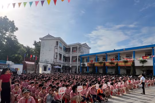 Công ty Môi trường đô thị Hải Phòng đẩy mạnh tuyên truyền cho học sinh về phân loại rác tại nguồn