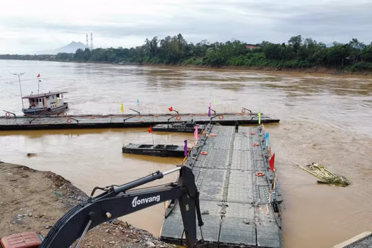 Cầu phao Phong Châu hoạt động trở lại sau hai ngày tạm dừng