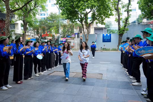 Tiếp sức mùa thi: Tình nguyện viên và những bước chân không mỏi