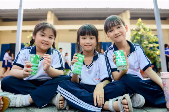 Vinamilk và Quỹ sữa dành tặng 500.000 hộp sữa đến trẻ em nhân dịp 50 năm thống nhất đất nước