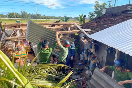 Bão số 13 làm sập hơn 2.300 ngôi nhà, gần 60.000 căn tốc mái
