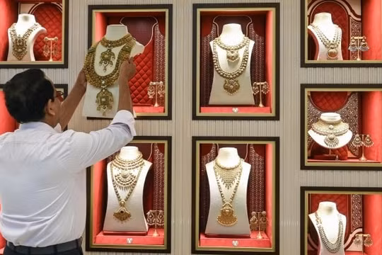 Vàng tăng vọt trở thành 'giao dịch Trump' hàng đầu