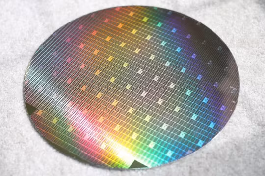 Tổng thống Trump có thể buộc TSMC mua cổ phần tại Intel Foundry Services không?