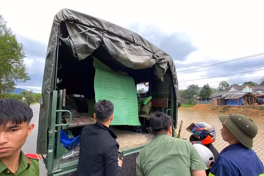 Quảng Ngãi: Chuyển dạ dọc đường, sản phụ được các chiến sĩ công an hỗ trợ "vượt cạn" thành công