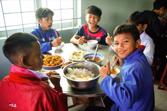 Chính phủ hỗ trợ bữa ăn trưa cho học sinh vùng biên giới: 450.000 đồng/tháng, 8 kg gạo