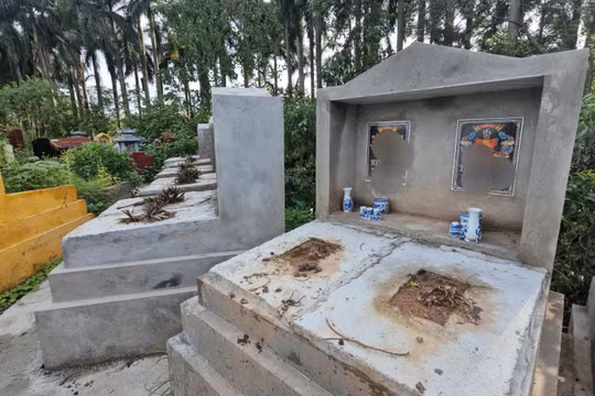 Chủ tịch Hà Nội chỉ đạo 'nóng' vụ xây mộ giả chiếm đất nghĩa trang