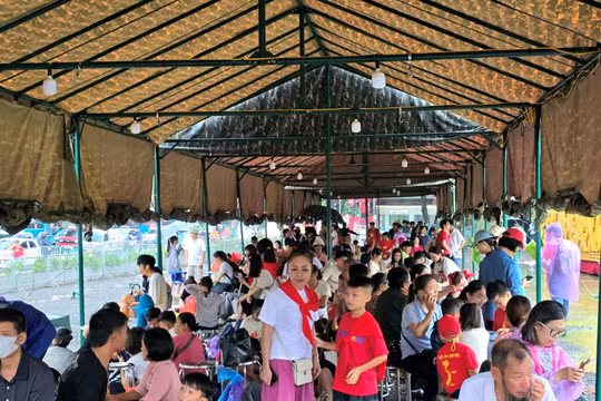 Cận cảnh 10 nhà bạt dã chiến sẵn sàng phục vụ nhân dân xem diễu binh, diễu hành A80 trong mưa gió