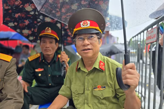 Cựu chiến binh đi từ 2h sáng về Quảng trường Ba Đình, đội mưa chờ xem sơ duyệt diễu binh