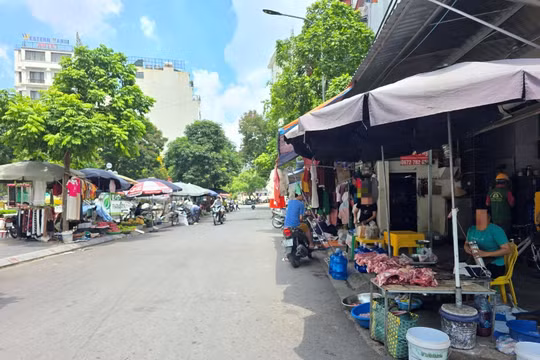 Các xã, phường tại Hà Nội được yêu cầu rà soát các tụ điểm chợ cóc, chợ tạm trong tháng 9/2025