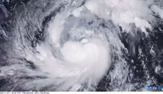 Philippines cảnh báo siêu bão Fung-wong với sóng cao 5 mét sắp đổ bộ