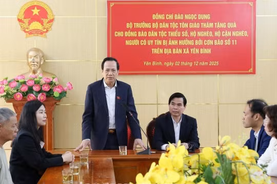 Bộ trưởng Bộ Dân tộc và Tôn giáo thăm, tặng quà người dân bị ảnh hưởng bão số 11 tại Lạng Sơn