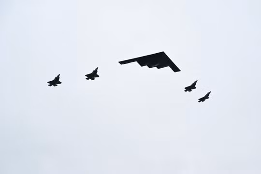 Khoảnh khắc 'bóng ma' B-2 và tiêm kích F-35 bay qua khi hai ông Trump và Putin đến Alaska