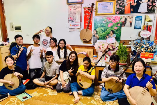 'Giữ lửa' hát văn từ lớp học thiếu ánh sáng
