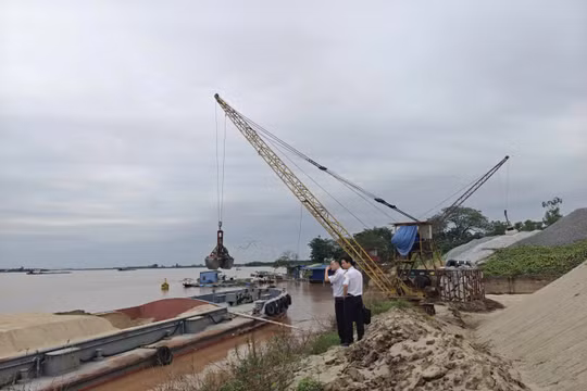 Xử lý bến bãi xây dựng hoạt động không phép trên tuyến sông Hồng