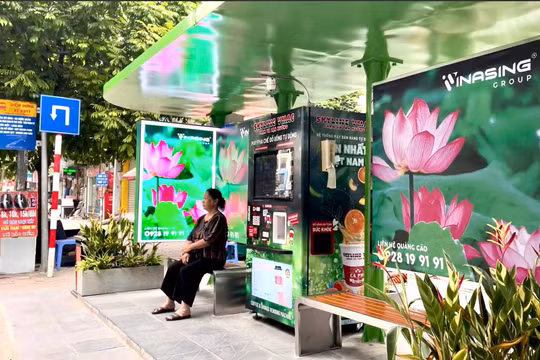 Người dân thích thú trải nghiệm tiện ích mới tại nhà chờ xe buýt trên vành đai 2