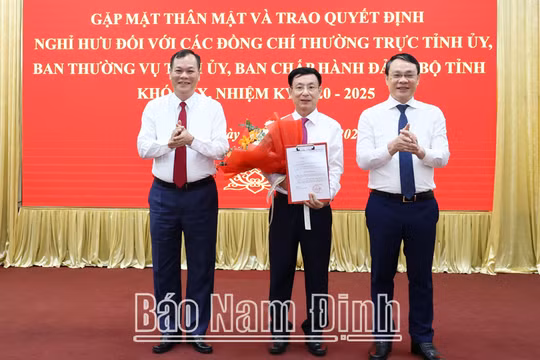 Trao quyết định nghỉ hưu trước tuổi cho Chủ tịch UBND tỉnh Nam Định Phạm Đình Nghị