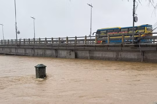 Phương tiện được lưu thông trở lại qua cầu Châu Ổ trên Quốc lộ 1