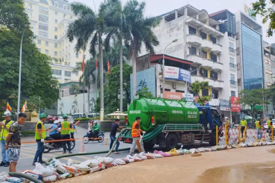 Hà Nội: Bùn bất ngờ phun lên mặt đất khi khoan hầm tuyến metro Nhổn - Ga Hà Nội