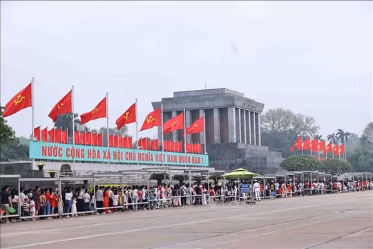 Dòng người xếp hàng vào Lăng viếng Chủ tịch Hồ Chí Minh trong ngày lễ 30/4