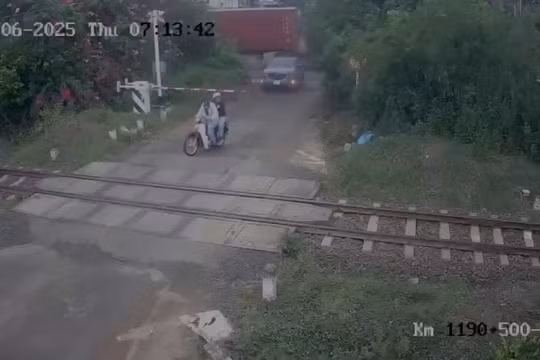 Va chạm giữa tàu hỏa và xe máy tại Phú Yên, hai người thiệt mạng
