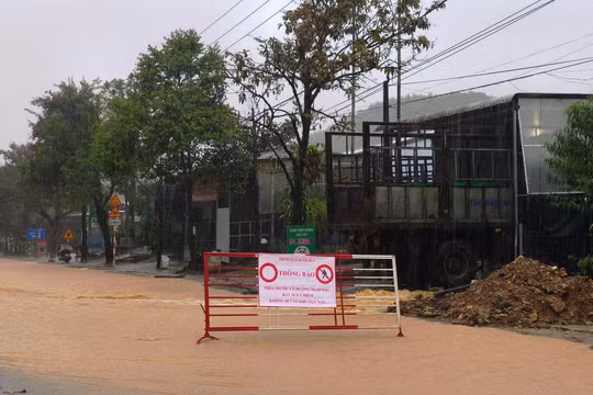 Trên 50 điểm sạt lở do mưa lũ tại Quảng Trị và Huế