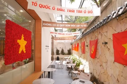 Nhiều quán cà phê ở Hà Nội “khoác áo mới” chào mừng Quốc khánh 2/9