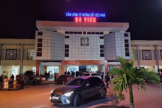 Đường sắt nối thêm toa, tăng tải khi sân bay Vinh tạm dừng hoạt động