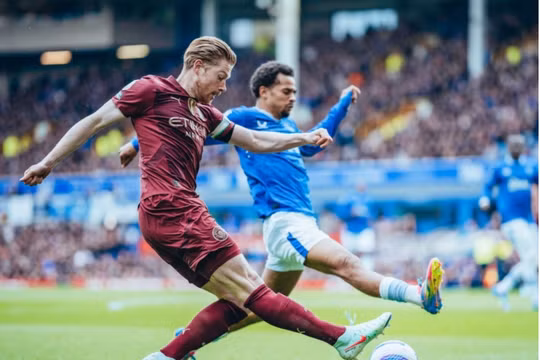 Đánh bại Everton, Man City chen chân vào top 4