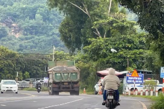 Quảng Ngãi: Đề nghị tăng cường kiểm tra, xử lý trước tình trạng xe quá tải tung hoành trên đường Hồ Chí Minh