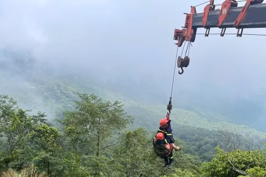 Hà Nội: Giải cứu hai người rơi xuống vực ở Vườn quốc gia Ba Vì