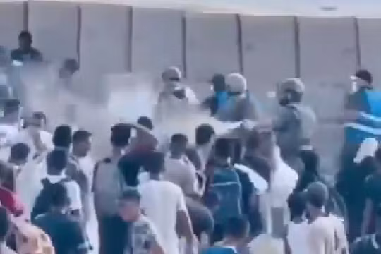 Lính Israel xịt hơi cay vào người Palestine, thêm 90 người thiệt mạng tại điểm viện trợ ở Gaza