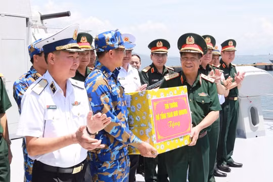 Thượng tướng Nguyễn Văn Nghĩa kiểm tra luyện tập Diễu binh lực lượng vũ trang trên biển nhiệm vụ A80