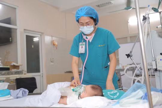 Cứu sống bé gái 5,5 tháng tuổi nhờ kỹ thuật lọc máu liên tục