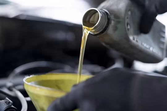 Đổ dầu vào lọc nhớt trước khi lắp có còn cần thiết?