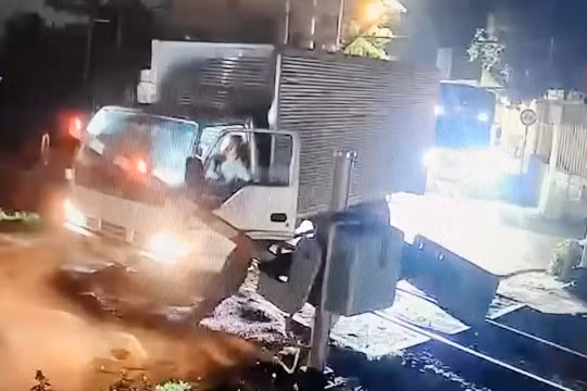 Tước giấy phép tài xế xe tải cố tình vượt khi gác chắn tàu đóng