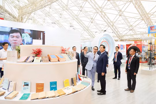 Phó Thủ tướng Bùi Thanh Sơn thăm gian triển lãm Viện Hàn lâm KHXH Việt Nam