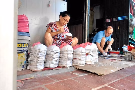Vợ chồng nghệ nhân Hà Nội gìn giữ hồn Trung thu qua những chiếc mặt nạ giấy bồi