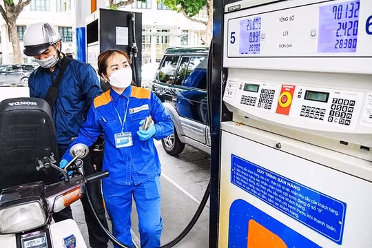 Giá xăng tiếp tục giảm xuống dưới 19.000 đồng/lít
