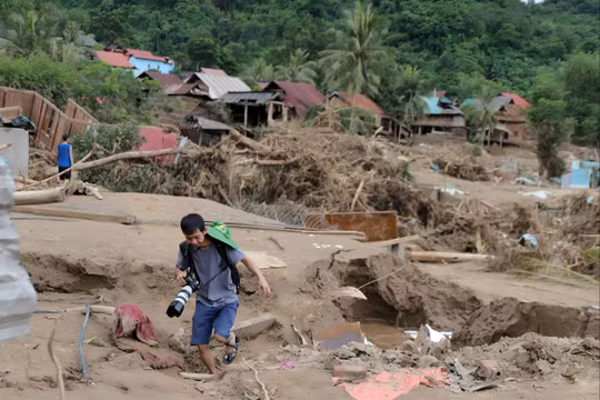 Hành trình đưa tin từ tâm lũ đầy gian nan của phóng viên Báo Sức khỏe và Đời sống