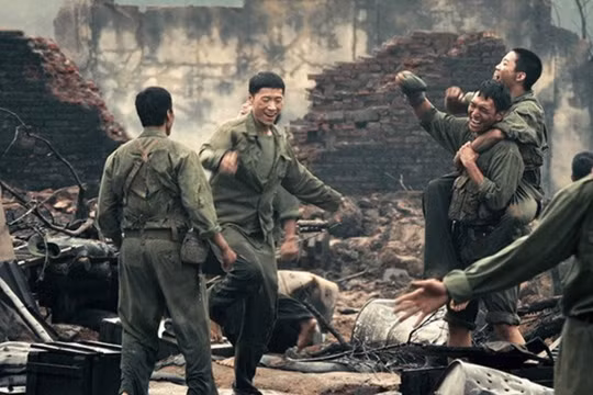 'Mưa đỏ' vượt mốc 600 tỉ đồng, tiếp tục đứng đầu phòng vé Việt