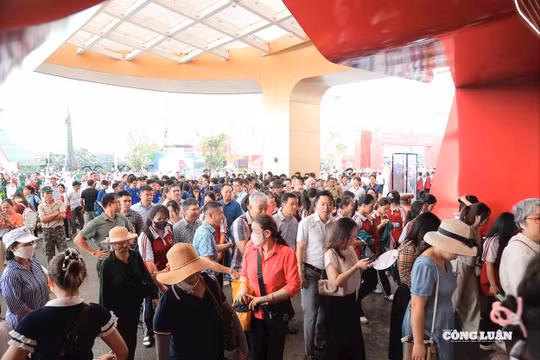 Đông đảo người dân đổ về Triển lãm thành tựu Đất nước trong ngày bế mạc