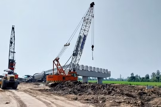 Phấn đấu hoàn thành cao tốc Châu Đốc - Cần Thơ - Sóc Trăng vào tháng 7/2026