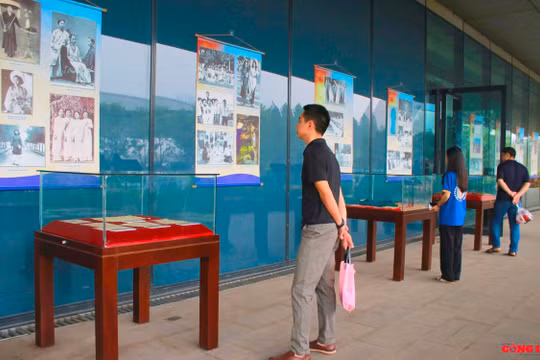 Hình ảnh ‘Áo dài phụ nữ Việt Nam đi qua khói lửa chiến tranh’