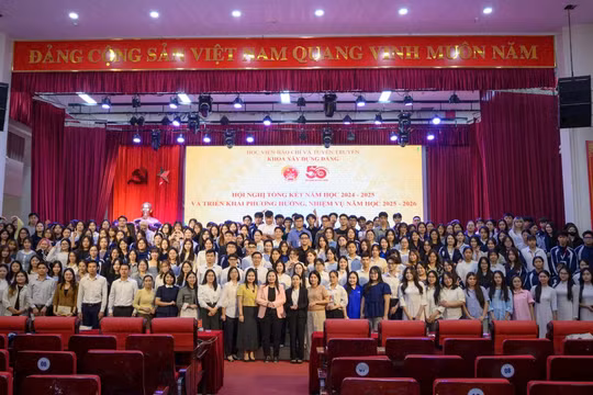 Khoa Xây dựng Đảng đón nhận Huân chương Lao động hạng Ba dịp kỷ niệm 50 năm ngày thành lập