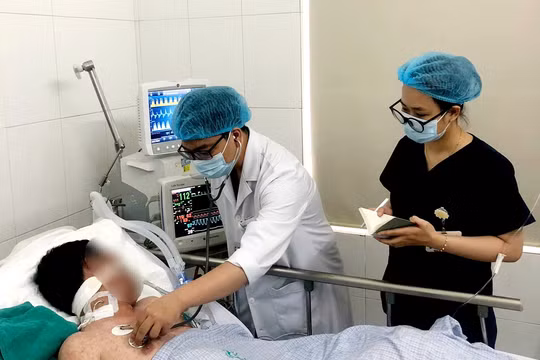 Hai người đàn ông nguy kịch, biến chứng nặng vì sởi