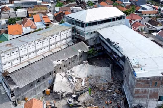 Vụ sập trường học Indonesia: Số người chết tăng lên 67, công tác tìm kiếm kết thúc