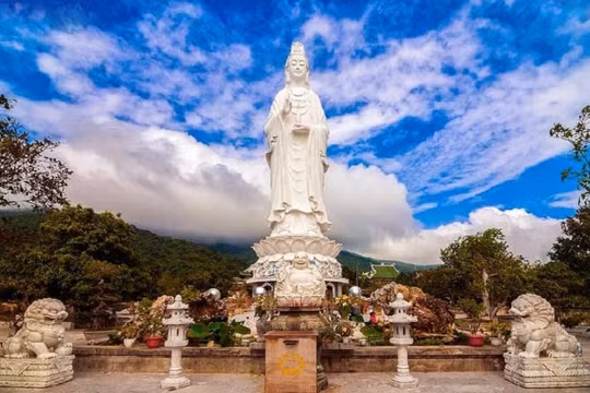 Những ngôi chùa linh thiêng hút khách du xuân nhất đầu năm 2025