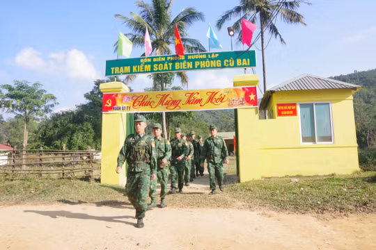 Người lính mang quân hàm xanh đang lặng lẽ đón tết xa nhà