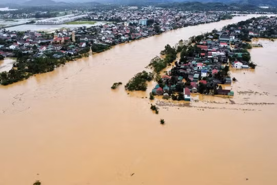 Học sinh, sinh viên tại nhiều địa phương phải nghỉ học do mưa lớn sau bão Bualoi